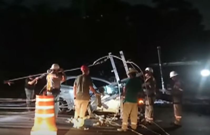 Acidente: Poste cai sobre carro em movimento ao ser atingido por outro veículo em Manaus