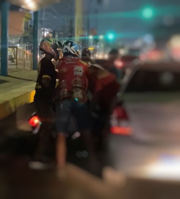 Homem é linchado por motociclistas após atropelar entregador em Manaus