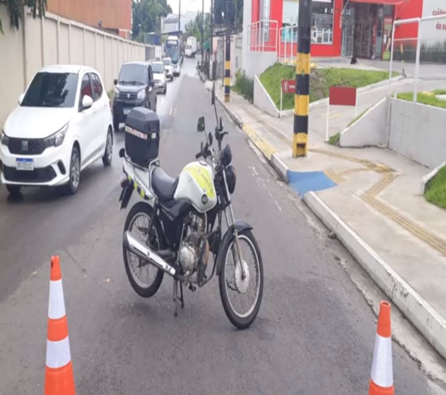 Obra emergencial da Águas de Manaus bloqueia rua e altera trânsito em Manaus