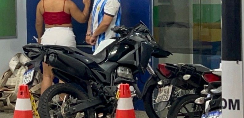 Casal é preso por tráfico de drogas após ser flagrado sem capacete em Manaus