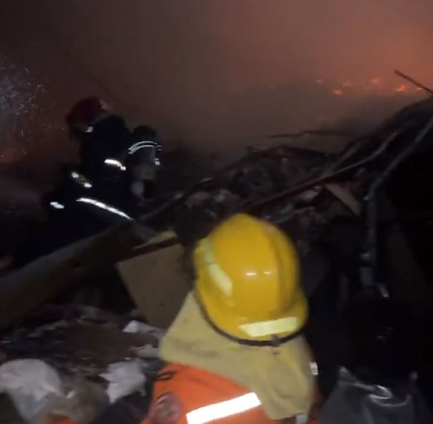 Duas pessoas morrem e quatro ficam gravemente feridas durante incêndio em shopping