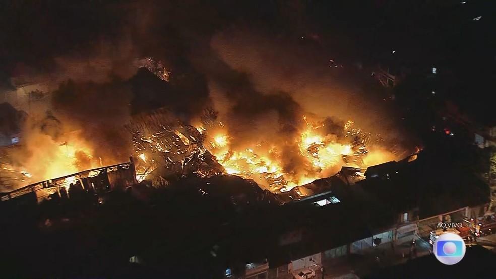 Fogo destrói galpão perto do aeroporto de Guarulhos, em São Paulo