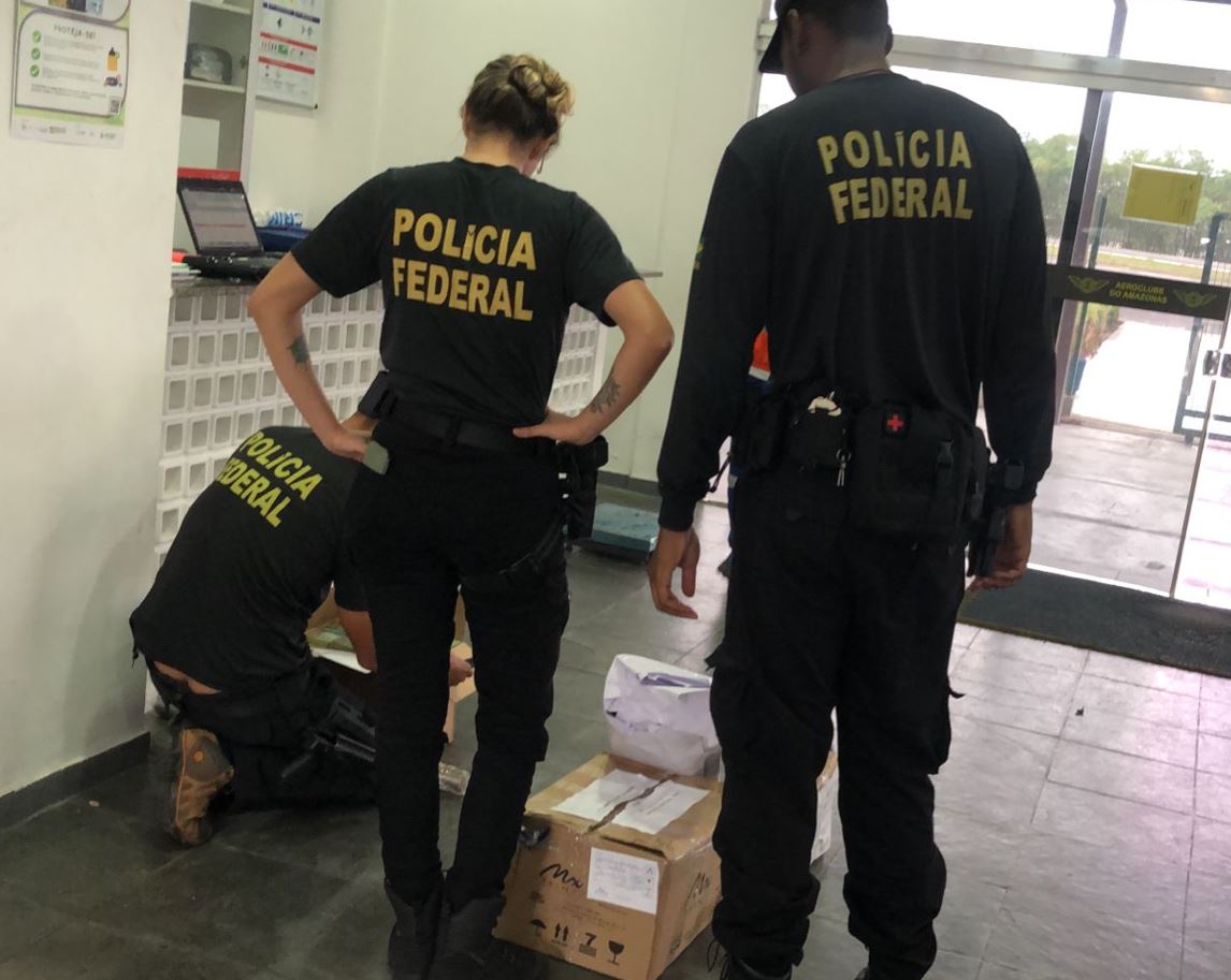 Mulher é presa pela PF com 'santinhos' e cartões de auxílio em aeroclube de Manaus