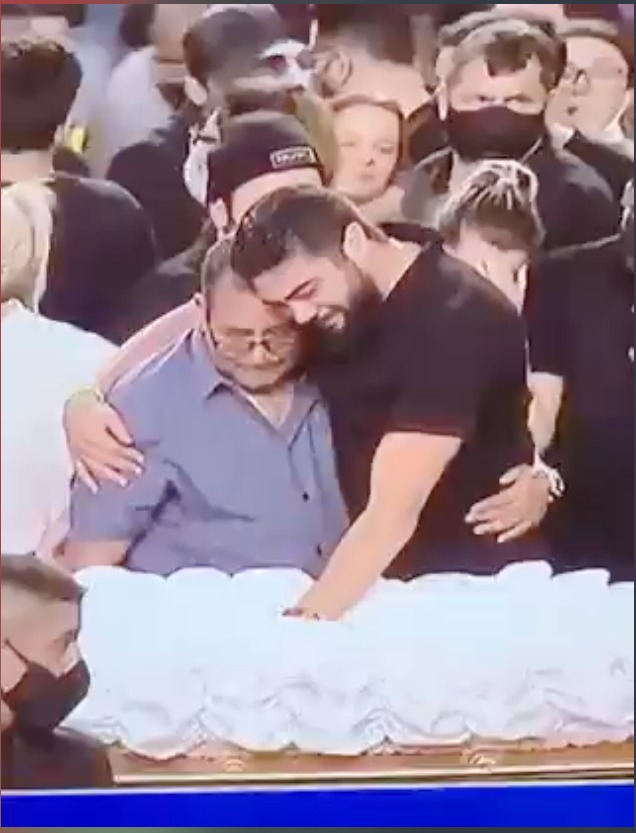 Melhores amigos, cantor Henrique chora e beija testa de Marília Mendonça