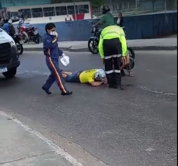 Óleo em pista causa acidente com motociclista ferido em Manaus