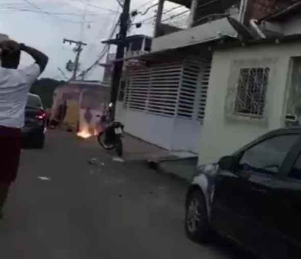 Vídeo mostra moradores desesperados após homem ser eletrocutado em Manaus