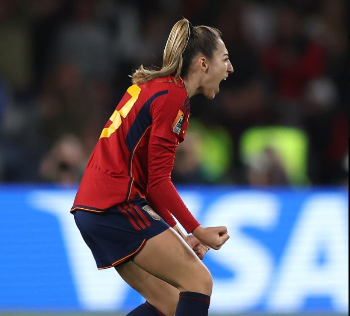 Com mão na taça e gol de vantagem, Espanha 'aperta' inglesas na final da Copa Feminina