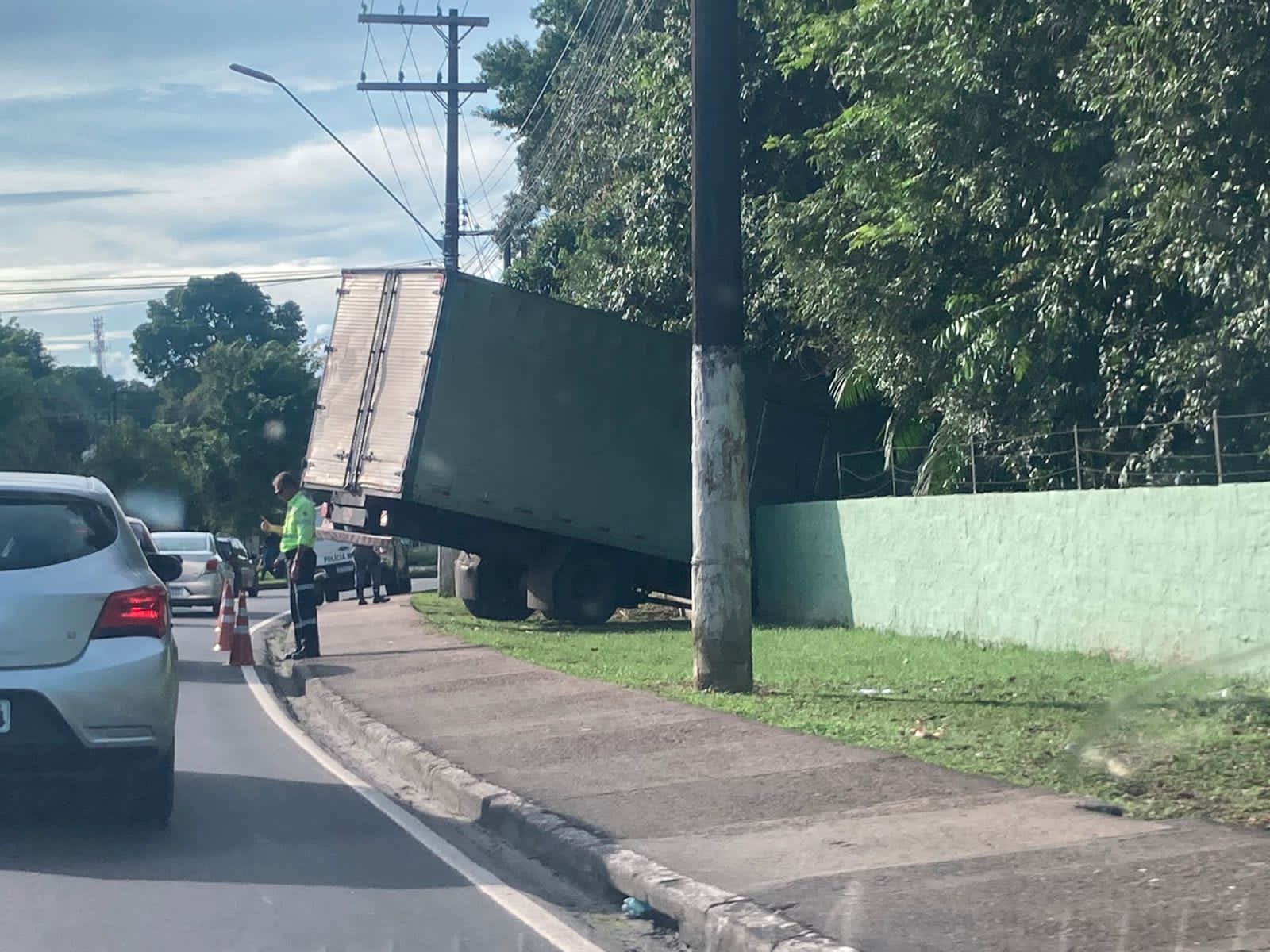 Caminhão perde controle em acidente e colide com muro do Cigs, em Manaus