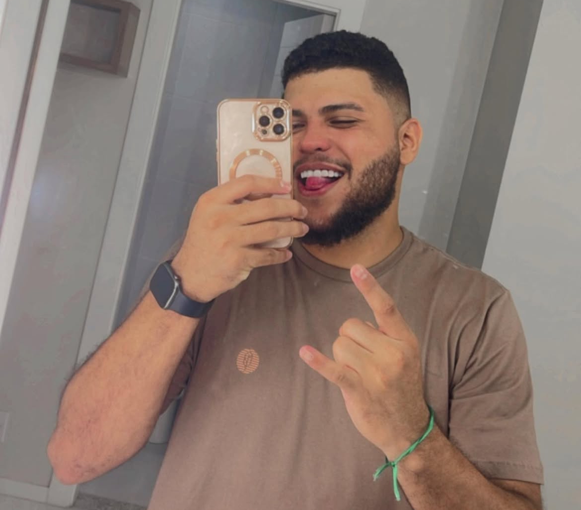 Justiça decreta prisão de cantor suspeito de espancar mulher em Manaus; ele está foragido