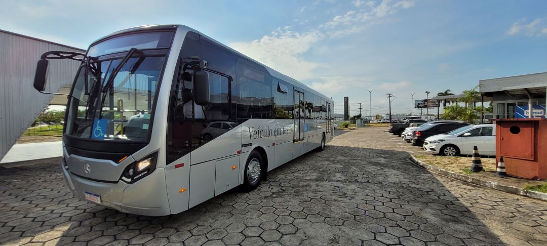 Novo modelo de ônibus com capacidade para 100 pessoas está sendo testado em Manaus