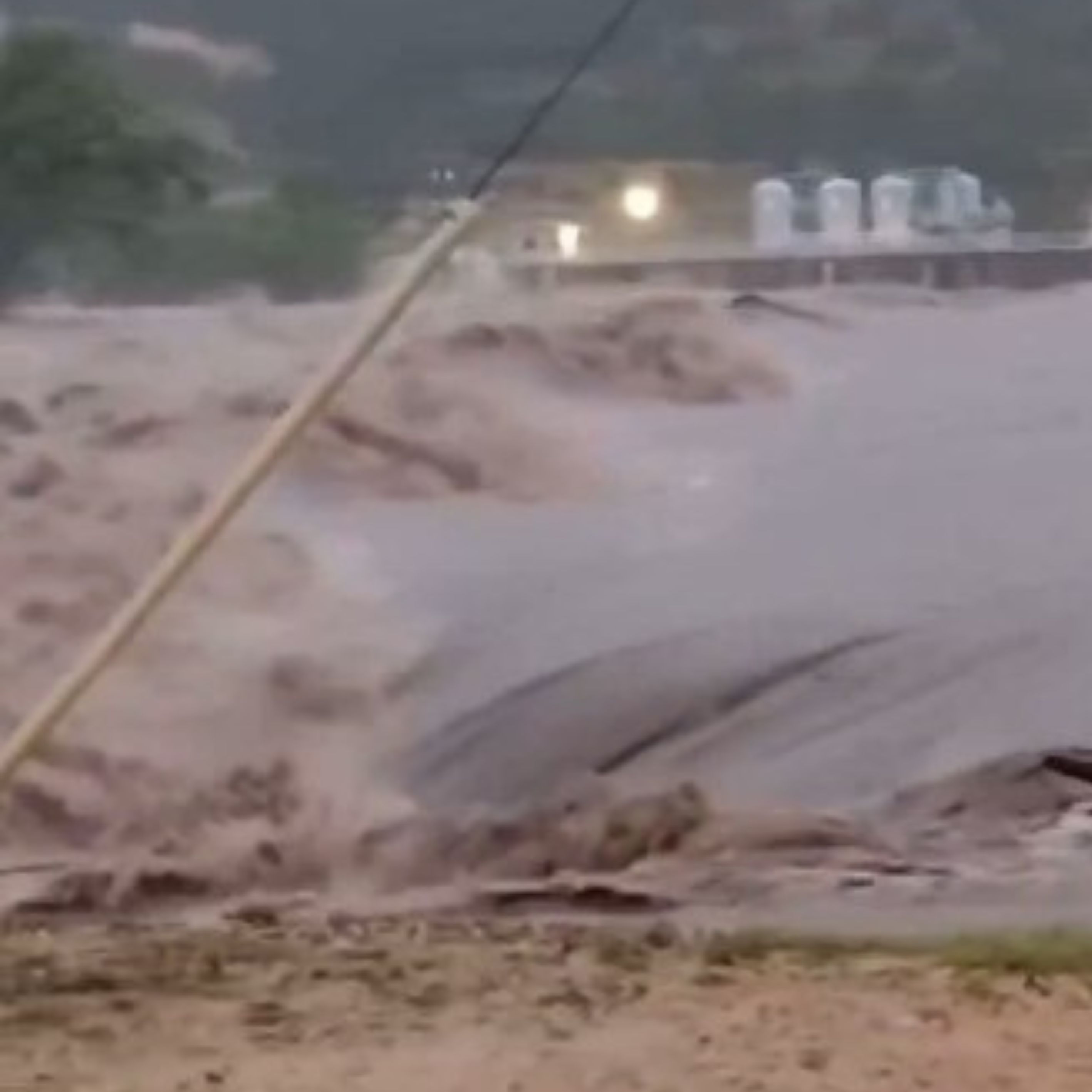 Enchente atinge acampamento cristão e arrasta casas no Texas; mortes são confirmadas
