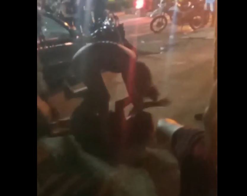 Mulher tenta dar golpe em amiga e as duas saem aos tapas em bar no Amazonas