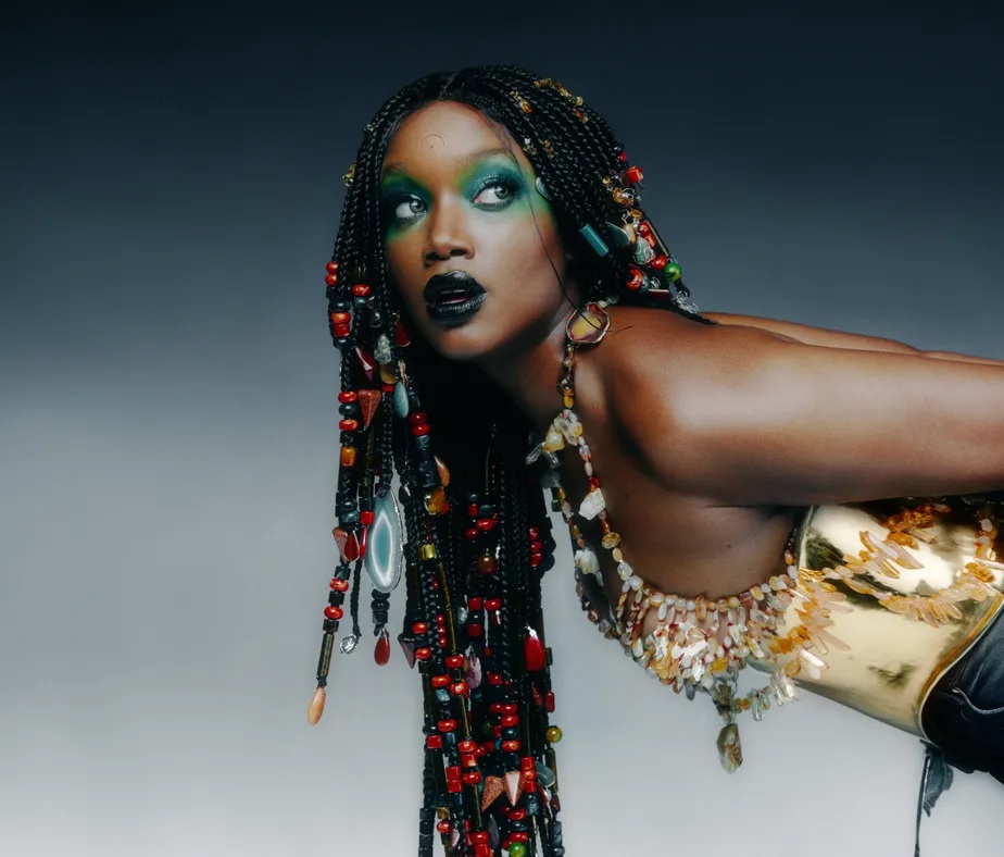 Iza libera a raiva em novo álbum após jogar fora disco inteiro produzido pelo ex