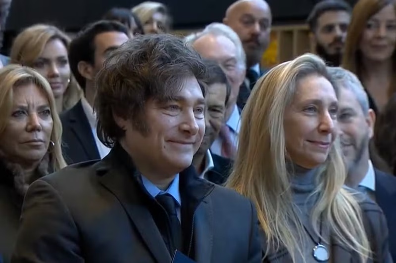 Milei acusa jornalistas de 'rasteiros' em 1ª aparição após escândalo de corrupção com irmã