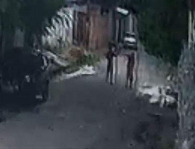 Vídeo mostra homem sendo baleado ao flagrar roubo a carro de vizinho em Manaus