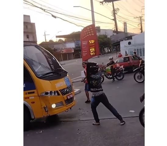 Alternativo é apedrejado após atropelar motociclista em Manaus; Veja vídeo