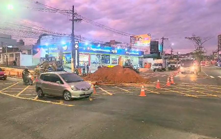 Obra, que deve durar dias, interdita trecho da Av. Djalma Batista e deixa trânsito caótico 