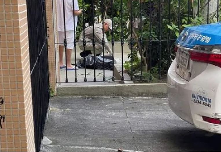 Menino de 7 anos cai da janela de prédio e morre após mãe sair para dar passeio de barco