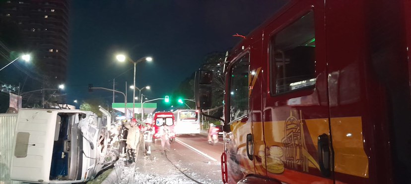 Caminhão tomba e carro fica destruído em grave acidente em Manaus