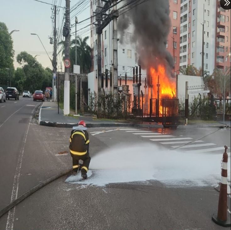 Subestação de energia pega fogo na Ponta Negra e avenida é parcialmente bloqueada 