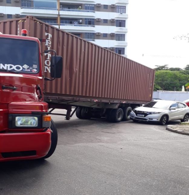 Carreta em pane entre avenidas congestiona trânsito e muda rotas de ônibus em Manaus