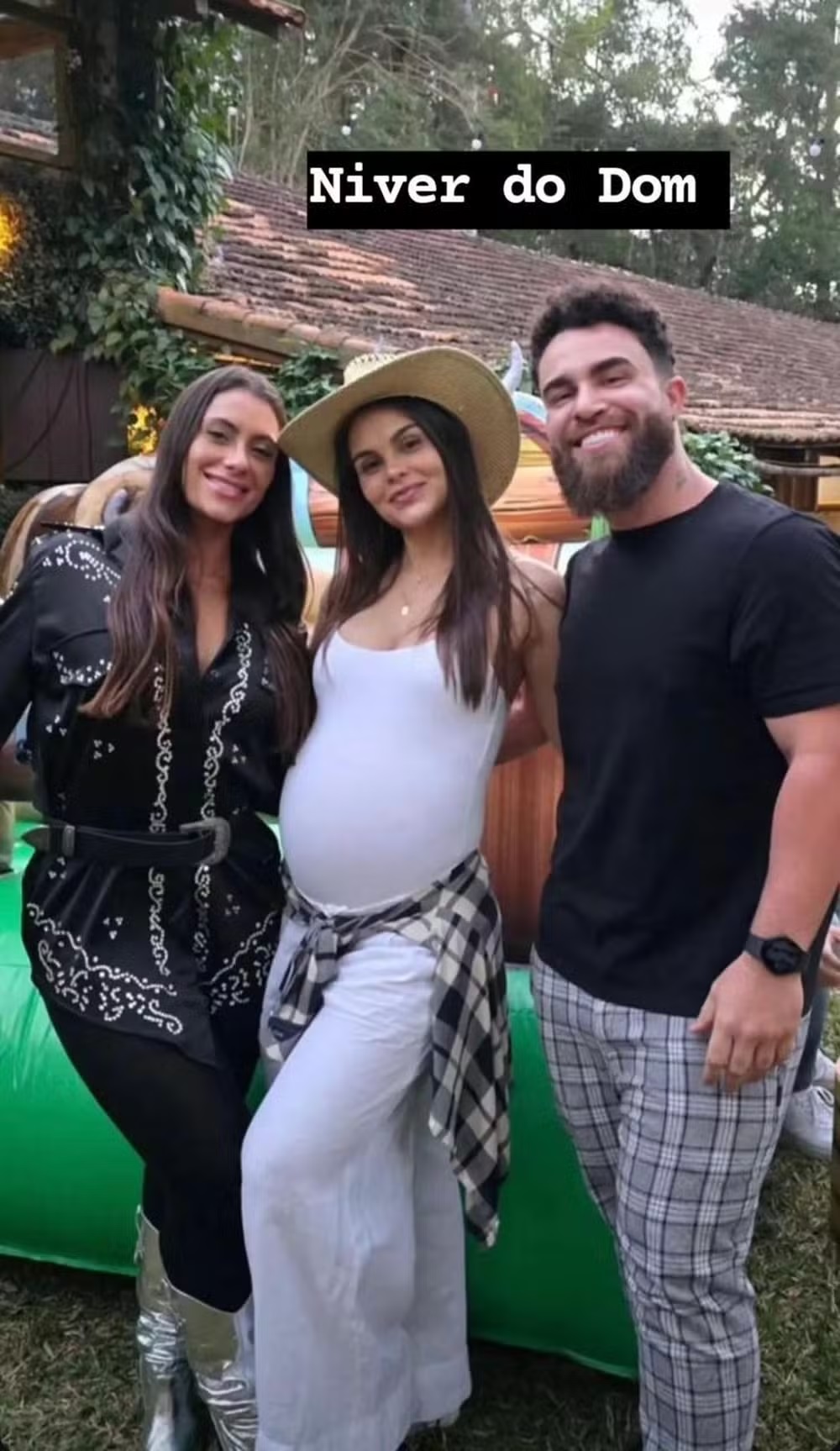 Grávida de Neymar, Amanda Kimberlly mostra barrigão em aparição rara