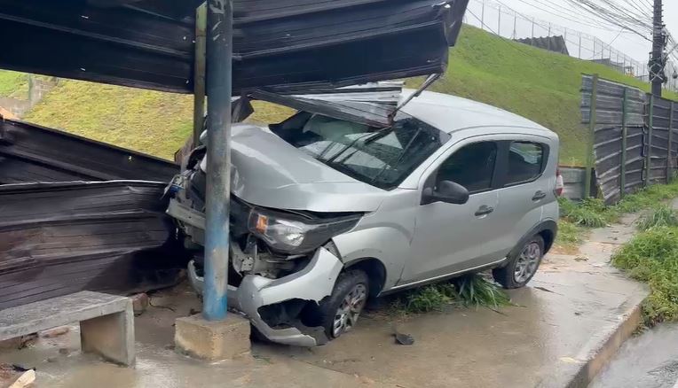 Carro de aplicativo perde freio e atinge ponto de ônibus no Distrito Industrial