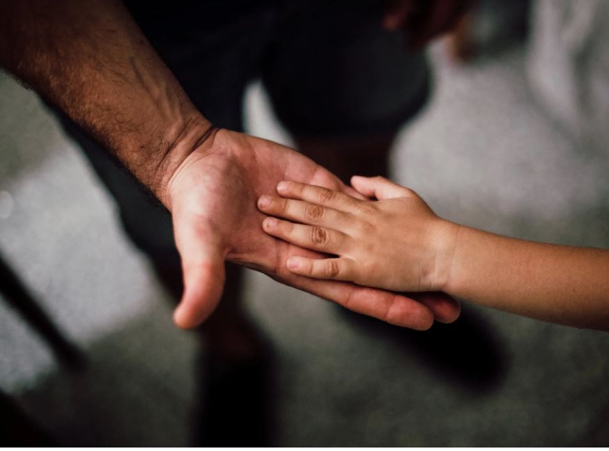 Pai esquece filho de 6 anos em posto de combustíveis durante passeio no Amazonas