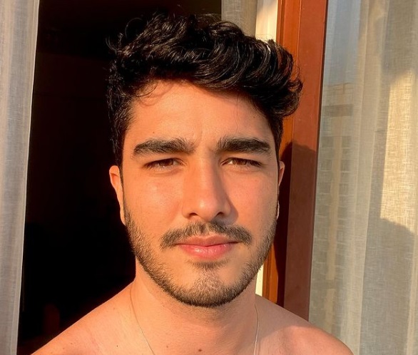 Ator manauara de Menino que Matou Meus Pais é criticado por meme com Carla Diaz: ‘buc***’