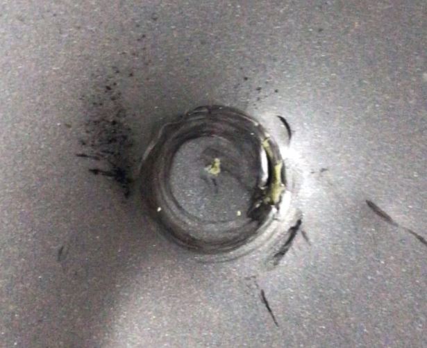 Objeto não identificado com 'cheiro de ovo podre' cai do céu e assusta moradores