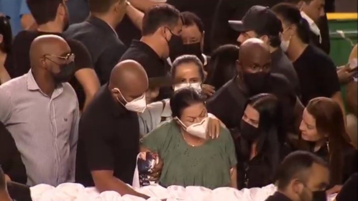 Abalada, mãe de Marília Mendonça aplaude e abraça equipe da filha