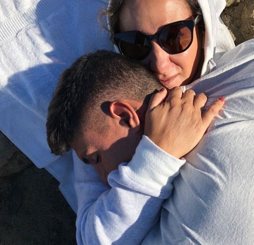 Após reconciliação, mãe posta fotos com Medina e reflete sobre traição: 'Judas'