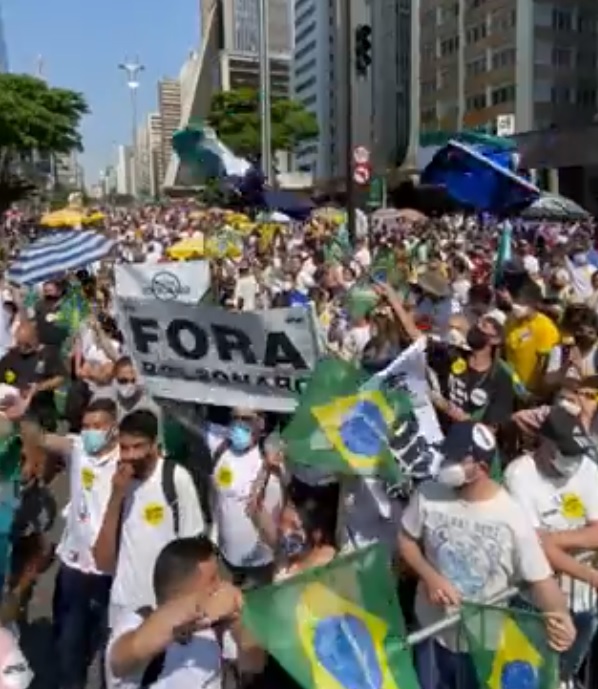Manifestantes pedem Fora Bolsonaro na Avenida Paulista em ato com 'racha' da oposição