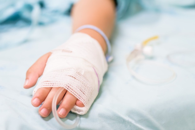 Bebê é baleado no colo do pai durante ataque de criminoso em Manaus