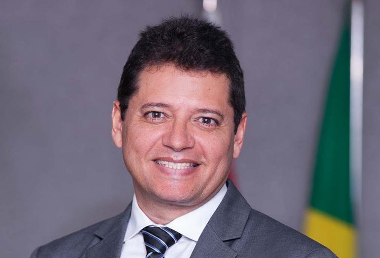 Alvo de mandado de prisão, secretário de Saúde do Amazonas está foragido 