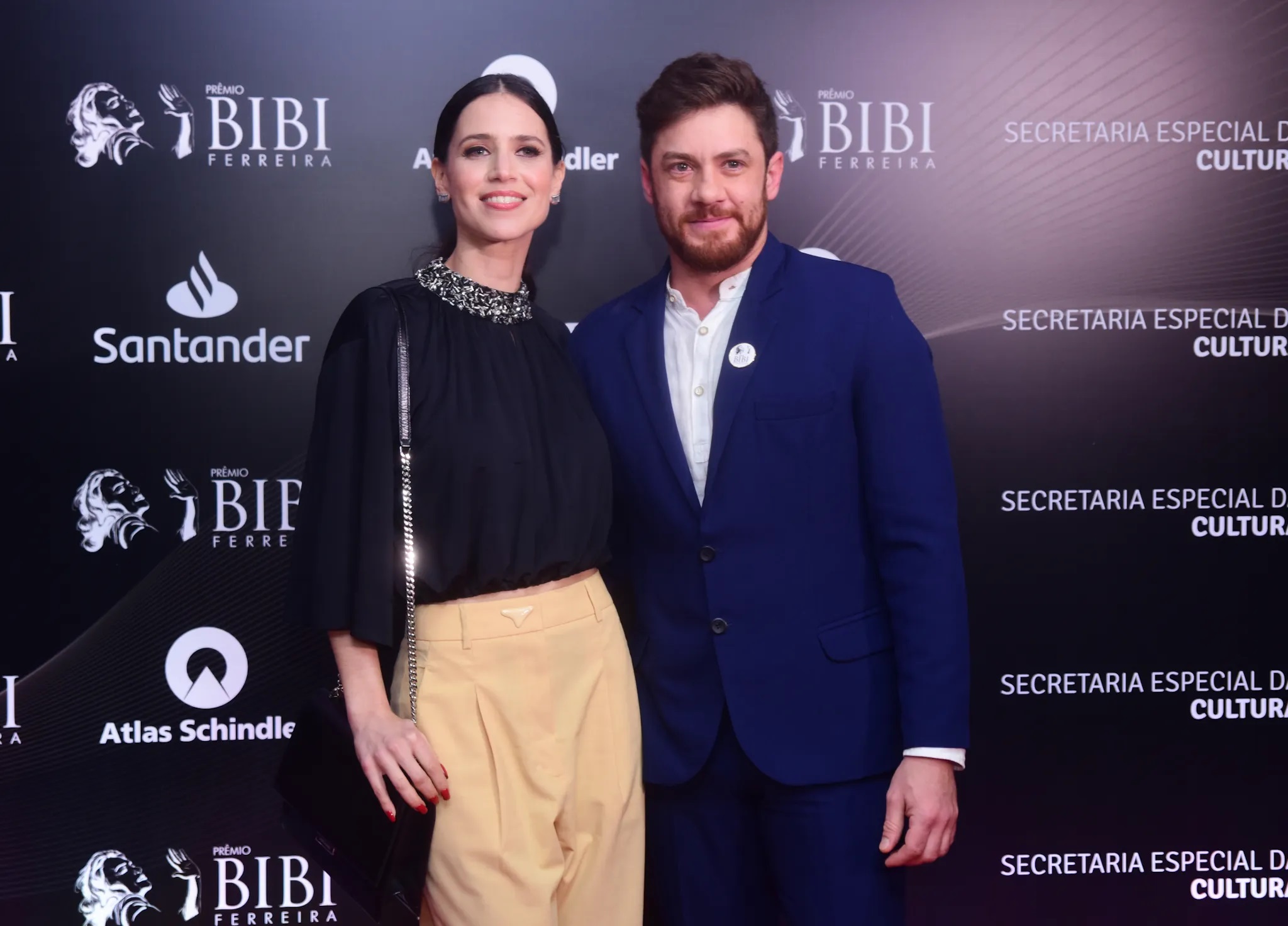 21 anos após Presença de Anita, Mel Lisboa e Leonardo Miggiorin ressurgem juntos em foto