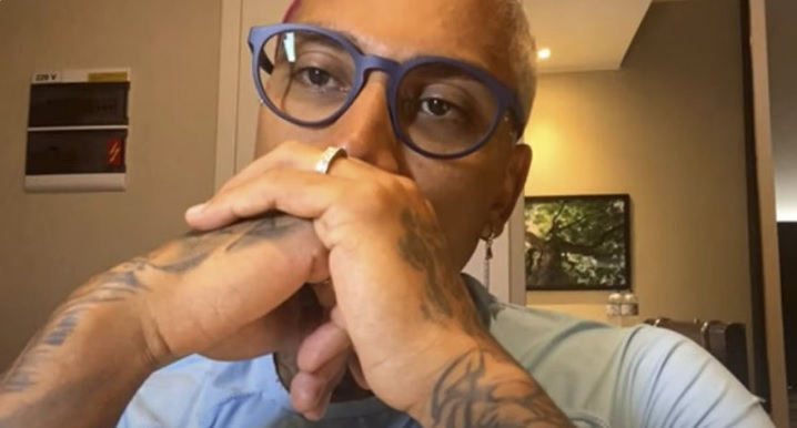 Dynho chora ao saber que Mirella começou a remover tattoo em sua homenagem