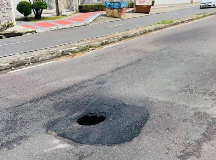 Trecho da avenida Maceió afunda e cratera ameaça engolir pista em Manaus