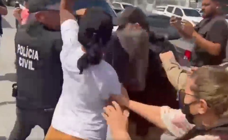 Revoltada, família de funcionário da Apa Móveis morto tenta agredir suspeito na delegacia