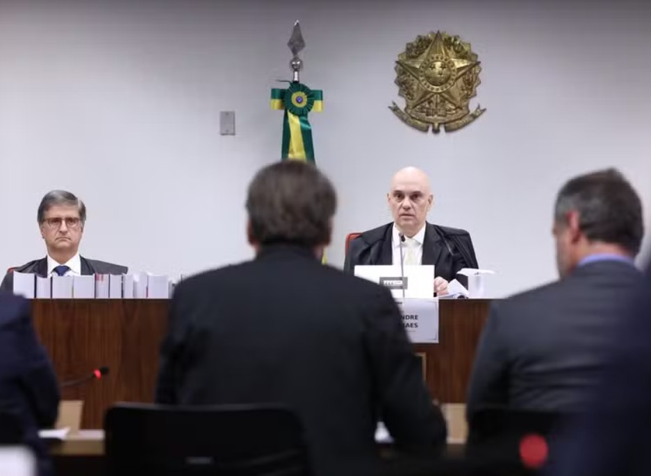 Após bate-boca, Moraes manda checar celular de advogado durante sessão sobre golpe