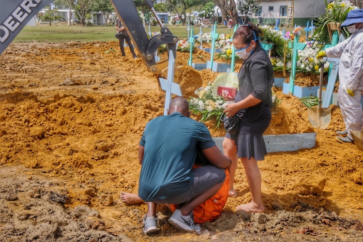 Manaus fez 71 sepultamentos nesta segunda-feira; 41 de vítimas da Covid