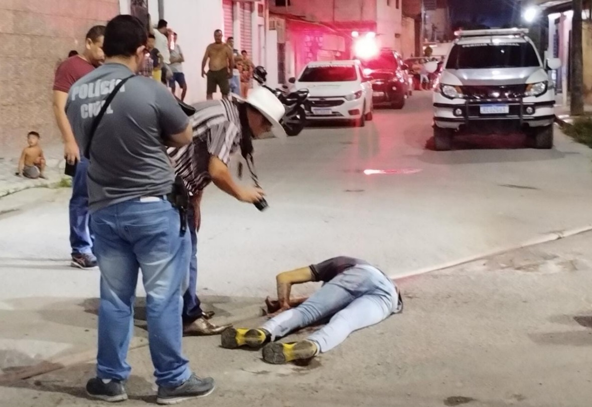 Moradores ouvem tiros e encontram homem agonizando até a morte em rua de Manaus