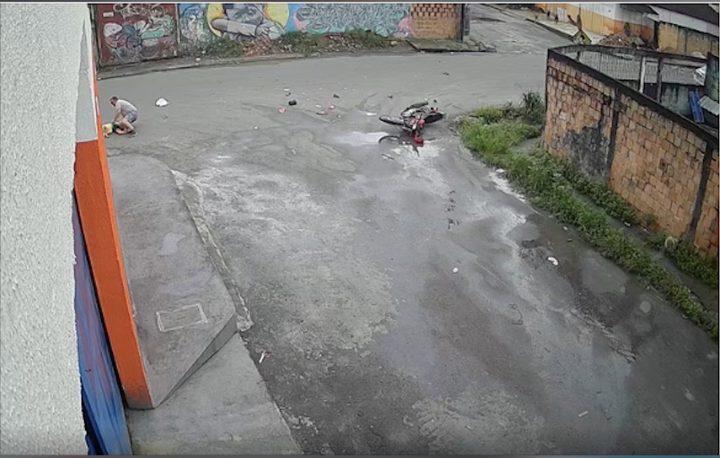 Homem e criança são arremessados de moto em acidente em Manaus; vídeo