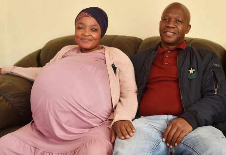 Mulher que esperava 8 filhos anuncia ter dado à luz a 10 bebês