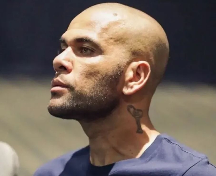 Daniel Alves é formalmente acusado pela Justiça da Espanha e vira réu