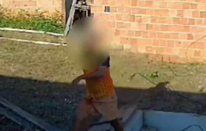 Câmera filmou entregador estuprando menina especial em terreno baldio no Careiro