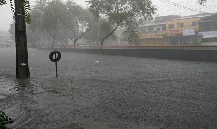 Com alagação, deslizamento, chuva volta a causar estragos em Manaus