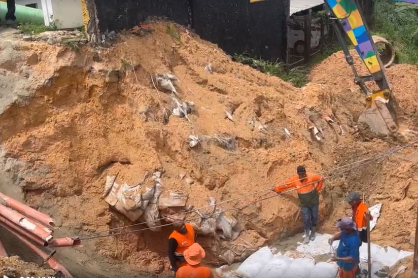 Reparo de cratera que se abriu na Av. Constantino Nery deve durar mais 3 dias 