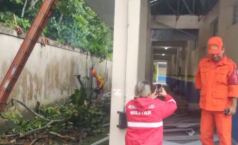 Alunos ficam feridos após árvore cair em cima de escola durante temporal em Manaus 