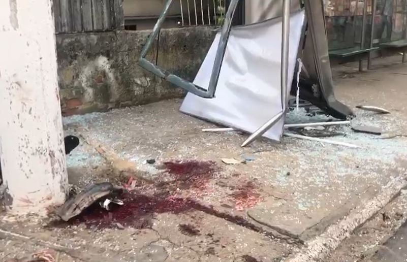 Mulher estava indo trabalhar quando foi esmagada por carro em ponto de ônibus em Manaus 